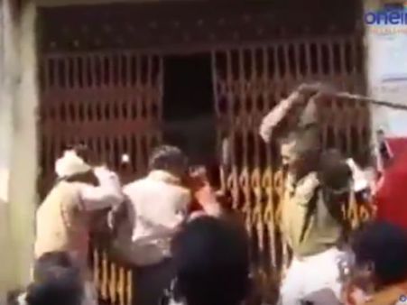 500, 1000 நோட்டை மாற்ற கியூவில் நின்றாலும் போலீஸ் அடி உதை.. சோஷியல் மீடியாவில் வைரலாகும் வீடியோ