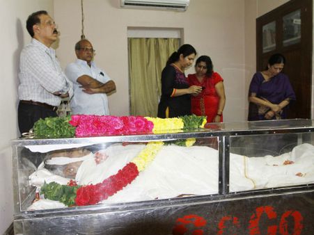 இசை மேதை பாலமுரளி கிருஷ்ணாவின் உடல் தகனம்: திரையுலகினர் கண்ணீருடன் பிரியாவிடை!