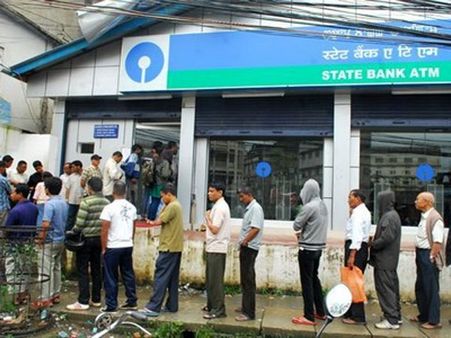 ஹரியானாவில் வங்கிக்கு பணம் எடுக்க வந்த பெண் கூட்ட நெரிசலில் சிக்கி பலி