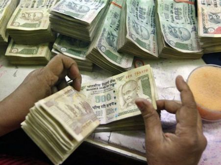 வங்கிகளில் இன்று முதியவர்கள் மட்டுமே பழைய 500, 1000 ரூபாய் நோட்டுகளை மாற்ற முடியும் !