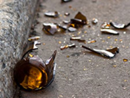 காதலிக்க மறுத்த மாணவி.. பாட்டிலை உடைத்து கழுத்தில் குத்து.. பல்கலைக்கழகத்தில் என்ஜினியர் வெறிச்செயல்