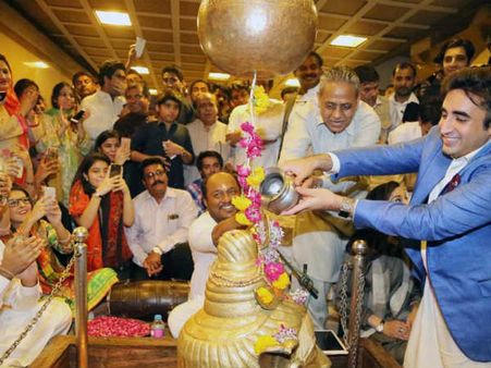 கராச்சியில் சிவனுக்கு பாலபிஷேகம் செய்து தீபாவளி கொண்டாடிய பெனாசிர் பூட்டோ மகன்