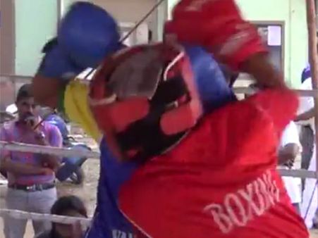 சேலத்தில் நடைபெற்ற குத்துச்சண்டைப் போட்டிகள்... மாணவிகள் ஆர்வமுடன் பங்கேற்பு- வீடியோ