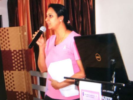 அபுதாபியில் நடந்த மார்பகப் புற்றுநோய் விழிப்புணர்வு நிகழ்ச்சி