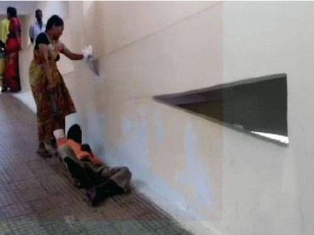 ​​ஸ்ட்ரெச்சர் தர மறுப்பு.. மருத்துவமனையில் கணவரை தரையில் இழுத்தே சென்ற மனைவி..!