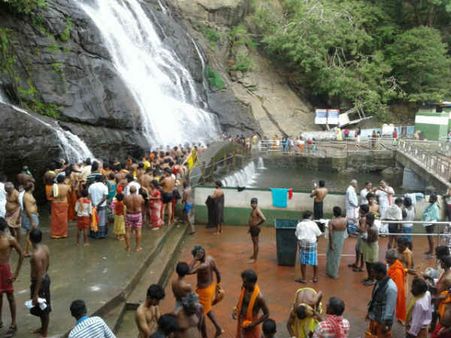 வட கிழக்கு பருவமழை தீவிரம்.. குற்றாலம் அருவிகளில் நீர் வரத்து அதிகரிப்பு