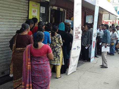 4வது நாளாக வங்கிகளில் அலைமோதும் கூட்டம்.. ஞாயிற்றுக் கிழமையிலும் நிம்மதி இல்லை.. புலம்பும் மக்கள்