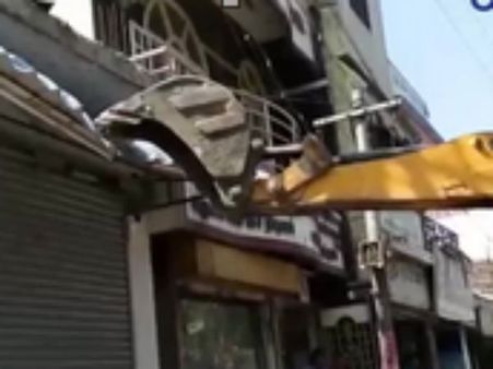 சாலைகளை ஆக்கிரமித்து கட்டபட்ட கடைகள்... அதிரடியாக பொக்லைன் கொண்டு அகற்றம்- வீடியோ