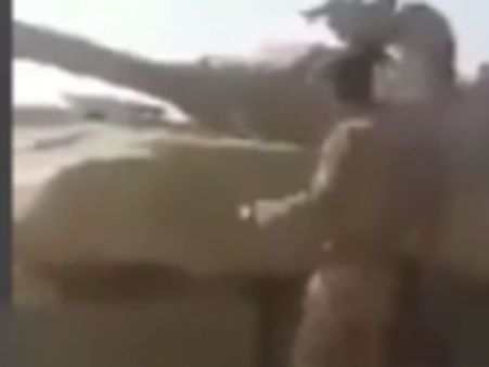 இளைஞரை பீரங்கியால் நசுக்கி கொடூரமாக கொன்ற தீவிரவாதிகள்... வைரலாகி பதற வைக்கும் வீடியோ