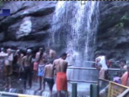 மண்டல பூஜைக்காக நடைதிறப்பு... சுருளி அருவில் மாலை அணிய குவியும் ஐயப்ப பக்தர்கள்- வீடியோ