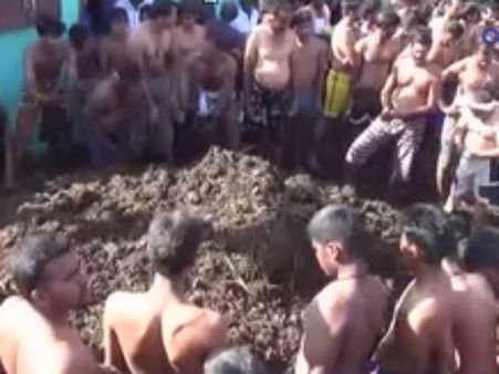 ஒருவர் மீது ஒருவர் ‘சாணி’ அடித்து... கோலாகலமாகக் கொண்டாடப்பட்ட வினோதத் திருவிழா’ -வீடியோ