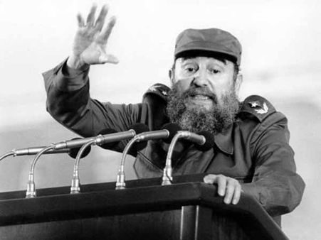 பண்ணையார்களின் நிலங்களை மக்களுக்குப் பிரித்து கொடுத்த ஏழைப்பங்காளன் பிடல் காஸ்ட்ரோ