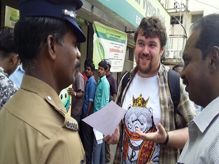 பழைய 500, 1000 ரூபாய் நோட்டால் அவதிப்படும் வெளிநாட்டு பயணிகள்