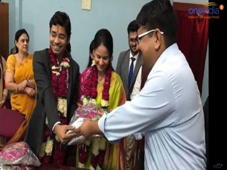 வெறும் 500 ரூபாய் செலவில் நடந்த ஐ.ஏ.எஸ். காதல் ஜோடி திருமணம் - வீடியோ
