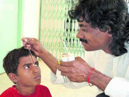 மை வச்சா மட்டும் போதாது... நாமம் போடுங்க... பச்சை குத்துங்க- சில யோசனைகள்