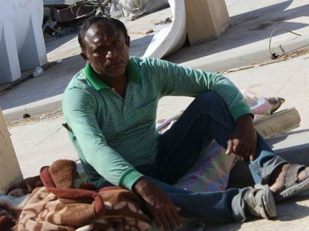 8 மாதமாக மொட்டை மாடியில் வசித்து வரும் இந்தியர்.. வளைகுடாவில் ஒரு கண்ணீர்க் கதை