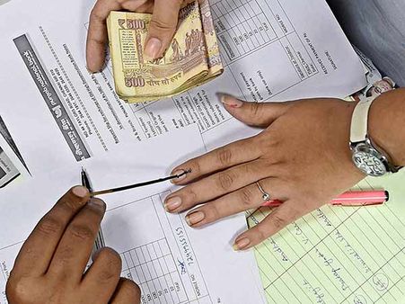 வங்கிகளில் மை வைக்க தேர்தல் ஆணையம் கடும் எதிர்ப்பு! தடை விதிக்க வலியுறுத்தல்!!