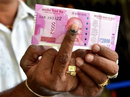 3 தொகுதி மக்களே உஷார்.. பழைய ரூபாய் நோட்டை மாற்றும் போது கையில் மை வைக்காதீங்க.. ஓட்டு போட முடியாது