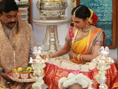 ரெட்டி வீட்டு திருமணத்தில் அமைச்சர்கள்.. அதுதெரியாமல் போராடிய காங். மாணவர் சங்கம்!