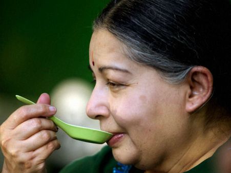 இயல்பு நிலைக்கு வேகமாக திரும்புகிறார் ஜெயலலிதா.. நிற்க, நடக்க பயிற்சி