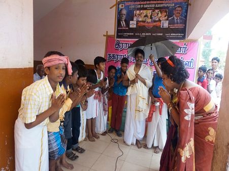 ஓடு உடைத்து, பேச்சுப் போட்டி நடத்தி சிறுவர்கள் தினத்தைக் கொண்டாடிய காரைக்குடி பள்ளி