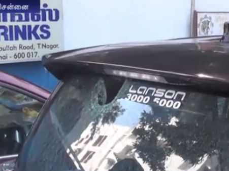 நடிகர் சங்க மோதல்... கருணாஸின் கார் கண்ணாடியை உடைத்தவர் கைது- வீடியோ