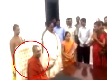 தன் சீட்டைத் தூக்கி சாமியாருக்குக் கொடுத்த சந்திரசேகர ராவ்!