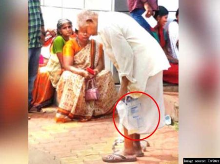 சிறுநீர்ப் பையை கையில் பிடித்தபடி ரூபாய் நோட்டை மாற்ற வந்த முதியவர்