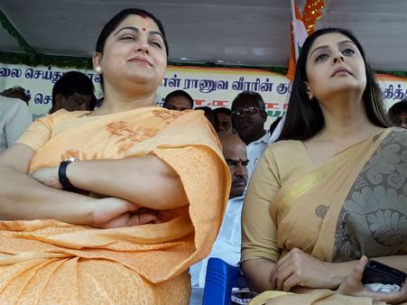 அப்படியென்னதான் அக்கப்போரோ? ஒரே மேடையில அருகருகே உட்கார்ந்தும் பேசாத நக்மா, குஷ்பு!