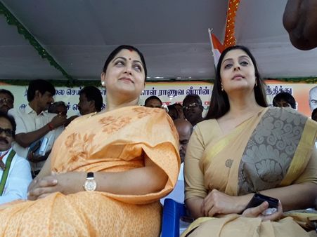 சென்னையில் காங்கிரஸ் ஆர்ப்பாட்டம்.. மேடையில் முன் வரிசையில் குஷ்பு, நக்மா !