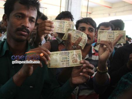 500, 1000 நோட்டுகள் ஒழிப்பு.. 2வது நாளாக சில்லறைக்காக அலையும் மக்கள்.. பால்கூட வாங்க முடியலை!