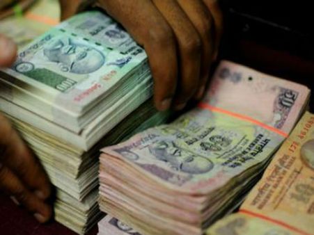 பாஜக பிரமுகரின் காரில் கணக்கில் வராத ரூ. 20.55 லட்சம் பணம்.. !