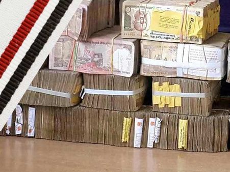 அதிமுக கரைவேட்டிக்குள் பதுக்கப்பட்ட ரூ. 50 லட்சம்... மூடி மறைத்தாரா கலெக்டர்?