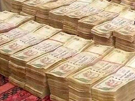 சாக்கடையில் வீசப்பட்ட 500, 1,000 ரூபாய் நோட்டுகளால் பரபரப்பு - வீடியோ