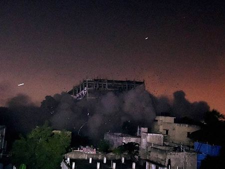 மவுலிவாக்கம் 11மாடி கட்டடங்கள்... ஒன்று தானாக இடிந்தது... மற்றொன்று தரைமட்டமாக்கப்பட்டது...