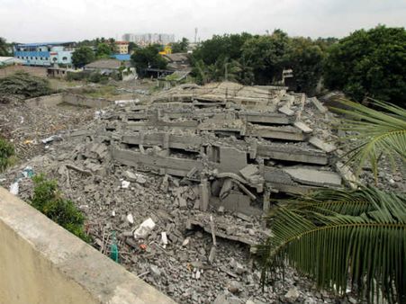 வெடிக்காத வெடிமருந்துகள் வெடிக்கலாம்… இடிக்கப்பட்ட 11 மாடி கட்டடத்தை வேடிக்கை பார்க்க அனுமதி இல்லை