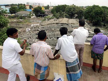 11 மாடிக் கட்டிடத்தை இடித்தது சரி தான்... இனி அச்சமின்றி வாழ்வோம்.. மவுலிவாக்கம் மக்கள் நிம்மதி