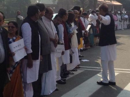 500, 1000 ஒழிப்பு எதிர்ப்பு.. காங். தலைமையில் டெல்லியில் கை கோர்த்த அதிமுக, திமுக எம்.பிக்கள்!