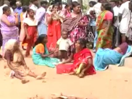 நிலத்தகராறு... பட்டப்பகலில் அண்ணன், தம்பி வெட்டிக் கொலை... திருச்சியில் பயங்கரம்- வீடியோ