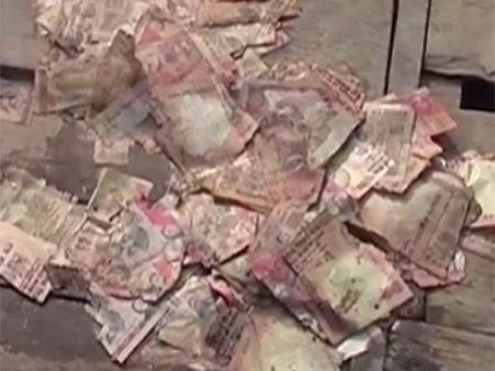 மோடி ஆபரேசன்... சாலைகளில் ஆறுகளில் கொட்டப்படும் கரன்சிகள்...