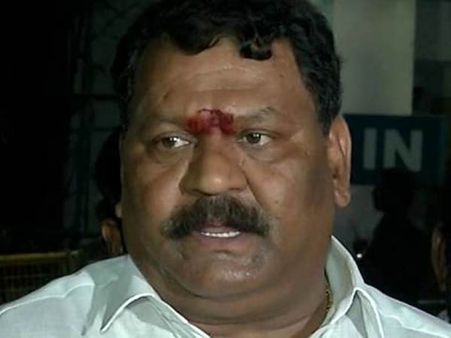 அதிமுகவினர் திடீர் சாலைமறியல்- நெல்லித்தோப்பில் பரபரப்பு