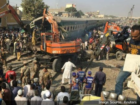 பாகிஸ்தானில் பயங்கரம்.. நேருக்கு நேர் மோதிய ரயில்கள்.. 16 பேர் சாவு