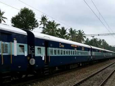 இண்டர்நெட் மூலம் முன்பதிவு செய்யப்படும் ரயில் டிக்கெட்டுக்கு சேவை வரி ரத்து: ரயில்வே அறிவிப்பு