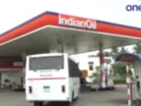 500 கொடுத்து சில்லறை கேட்டதால் மோதல்... வாடிக்கையாளரை தாக்கிய பெட்ரோல் பங்க் ஊழியர்கள்- வீடியோ