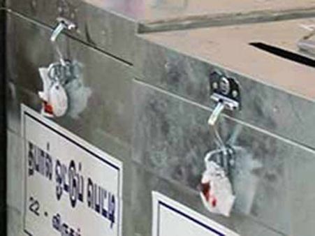 தஞ்சையில் தபால் ஓட்டுகள் இருந்த பெட்டி சாவி மாயம்: அதிமுக கைவரிசை என திமுக குற்றச்சாட்டு