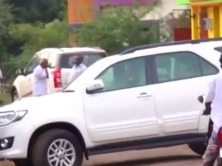 முதலில் கோரிக்கைகளை நிறைவேற்றுங்கள்... அதிமுக வேட்பாளரை விரட்டியடித்த கிராம மக்கள்- வீடியோ