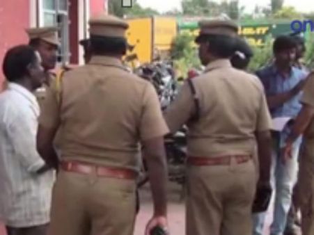 காவல் நிலையத்தில் தற்கொலை செய்த லாரி டிரைவரின் உடல் குடும்பத்திடம் ஒப்படைப்பு: வீடியோ