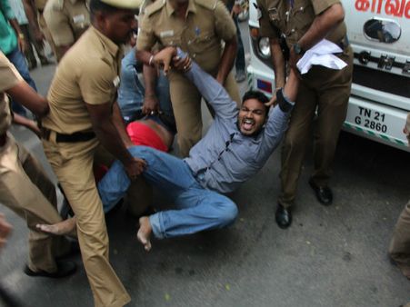 சென்னை எஸ்பிஐ வங்கி முற்றுகை- திருவோடு கொடுக்கும் போராட்டம் நடத்தியவர்கள் கைது