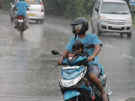 சென்னையில் பருவமழை தீவிரம்: இடியுடன் கூடிய கனமழை பெய்யும் என எச்சரிக்கை