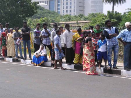 பழைய நோட்டுக்களை மாற்ற சென்னை ரிசர்வ் வங்கியில் குவிந்த கூட்டம்... 1 கி.மீ தொலைவுக்கு கியூ!